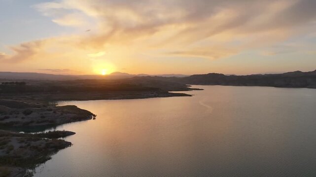 lago con vistas al desierto de granada