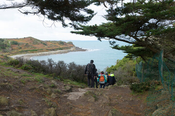 Groupe de randonneurs sur un sentier côtier en Bretagne