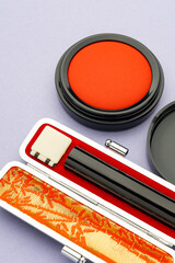 日本の伝統的な印鑑と朱肉のセット