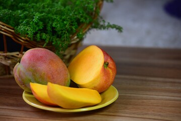 a manga oferece benefícios à saúde, como a melhoria da saúde dos olhos, do intestino e do coração. No Brasil, os tipos mais populares incluem a manga-espada, rosa e palmer