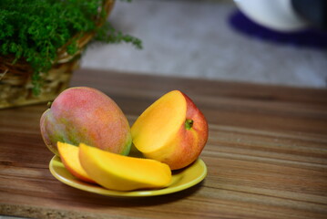 a manga oferece benef&iacute;cios &agrave; sa&uacute;de, como a melhoria da sa&uacute;de dos olhos, do intestino e do cora&ccedil;&atilde;o. No Brasil, os tipos mais populares incluem a manga-espada, rosa e palmer