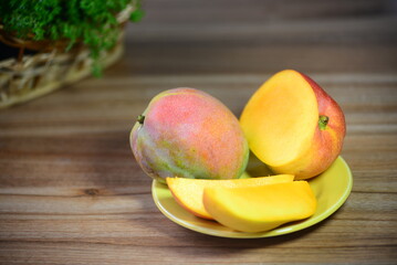 a manga oferece benef&iacute;cios &agrave; sa&uacute;de, como a melhoria da sa&uacute;de dos olhos, do intestino e do cora&ccedil;&atilde;o. No Brasil, os tipos mais populares incluem a manga-espada, rosa e palmer