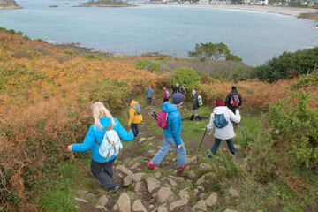 Groupe de randonneurs sur un sentier côtier en Bretagne