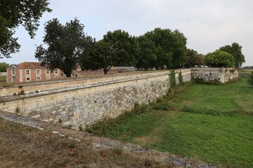 Anciennes fortifications, anciens remparts, village de Brouage, département de la Charente...