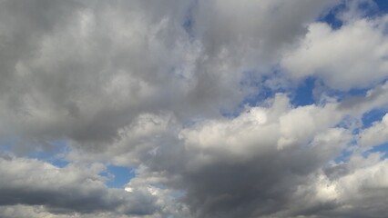 Obraz premium Indicators of Variable Weather Conditions: Dense and Scattered Clouds.