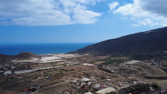 Costa volc&aacute;nica de Tenerife vista desde G&uuml;&iacute;mar &mdash; vuelo de dron