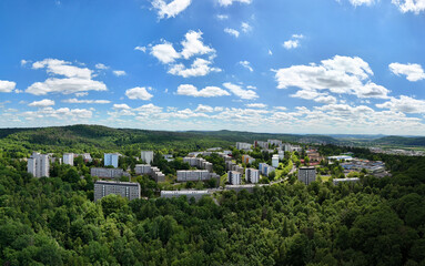 Obraz premium Aerial Cityscape with Lush Green Surroundings