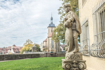 Skulptur Lauffener Männle an der Rathausburg vor der Regiswindiskirche in Lauffen am Neckar