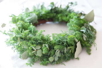 ユーカリとヒムロスギの葉で作った冬のグリーンのナチュラルリース