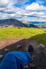 Relax contemplando el valle desde el monte Saibigain, Pais Vasco