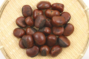 Obraz premium 白背景に映えるたくさんの栗の静物写真