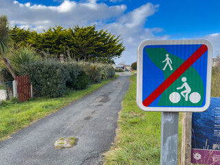 Panneau fin de piste cyclable - Voie pi&eacute;tons - Saint-Gu&eacute;nol&eacute; - Penmarch - Bretagne