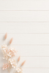 紫陽花とラグラスのドライフラワーの背景素材　白木