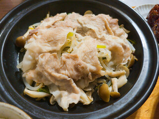 豚肉と野菜の蒸し鍋とご飯の和食定食