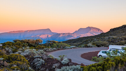 Vue sur Piton des Neiges au cr&eacute;puscule.