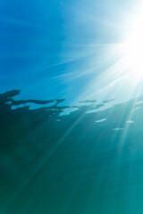 Die Sonne scheint durch die Wasseroberfläche