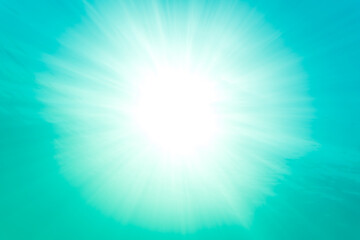 Die Sonne scheint durch die Wasseroberfläche