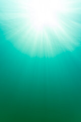 Die Sonne scheint durch die Wasseroberfläche