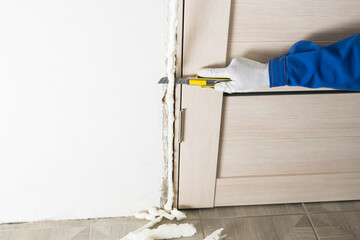 In the process of cutting the mounting foam, the mounting foam is laid on the floor, close-up