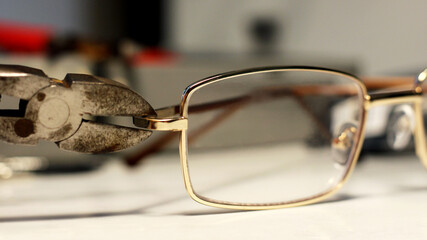 Repair and production of glasses, tools and lenses.