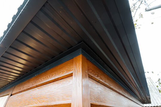 roof junction inspection, evaluating roof corners and siding joints for winter readiness, assessing roof corner and siding connections with focus on winter sealing