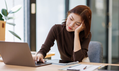 Concerned puzzled asian freelance worker woman looking at laptop with confused hand gesture. Frustrated worried computer user getting bad news, job technology failure, feeling shock, stress.
