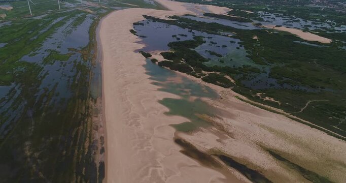 Vista a&eacute;rea dos Pequenos Len&ccedil;&oacute;is Maranhenses mostrando mata nativa, dunas, lagoas e o litoral de Paulino Neves, Maranh&atilde;o, Brasil