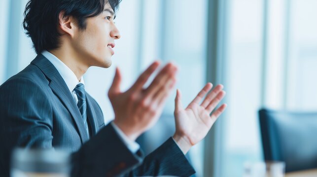 会議で提案をする会社員