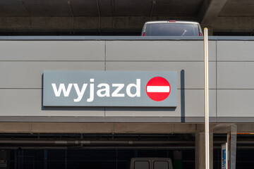 Znak wyjazdu z parkingu