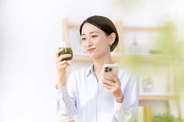 青汁を飲むミドル女性