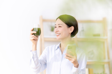 青汁を飲むミドル女性