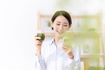 青汁を飲むミドル女性