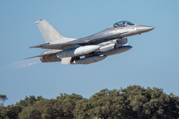 Avión de combate despegando a toda potencia