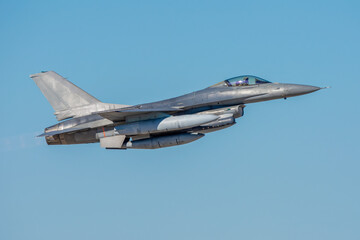 Avión de combate despegando a toda potencia