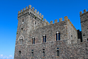 Castello e fortezza con torre merlata e finestre bifore ad arco stagliato nel cielo