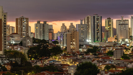 Naklejka premium Beautifull sunset behind the skyline, of the north part of Sao Paulo, Brazil.