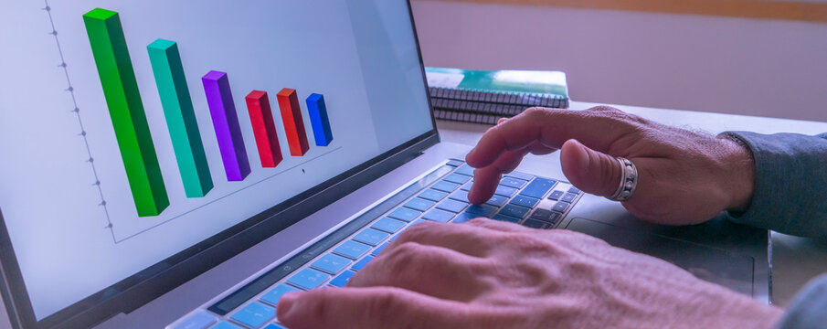 Datos y estad&iacute;sticas siendo analizados a trav&eacute;s de internet.