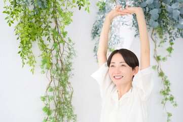 明るい部屋でストレッチをする日本人女性