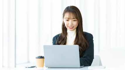 パソコンを使う女性・ビジネスウーマン