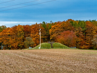 Stromast und Sendemast in der Nähe von einem Wasserresorvoir