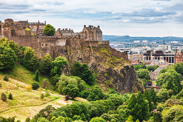 Obraz premium Edinburgh Castle on Castle Rock overlooking the city Scotland UK