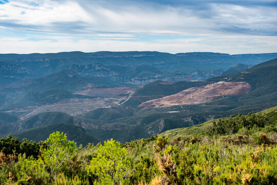 paisajes de monta&ntilde;a, vertedero en plena naturaleza, desmonte de monta&ntilde;as para vertedero