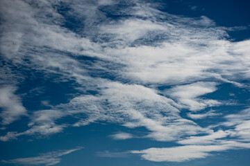 Nubes blancas con cielo azul