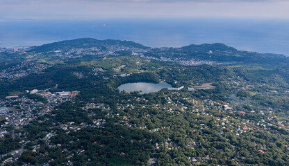 Obraz premium 伊東市・一碧湖を見下ろす空撮風景