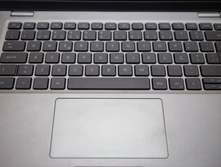 Detalhe de teclado de port&aacute;til isolado. 