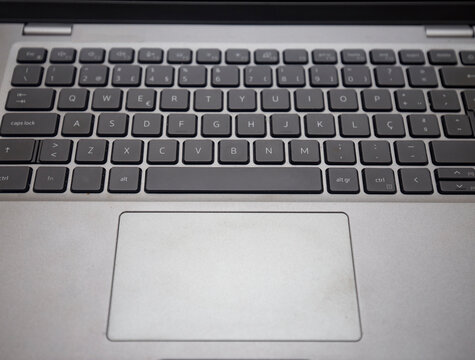 Detalhe de teclado de port&aacute;til isolado. 