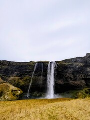 Obraz premium Zdjęcie przedstawiające wodospad SELJALANDSFOSS w Islandii