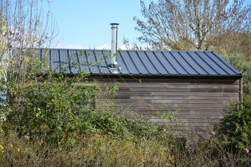Construction bois - Toiture zinc - Cheminée chauffage bois