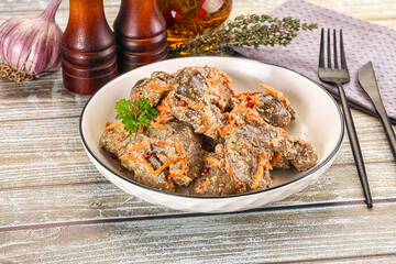 Chicken liver with cream and carrot