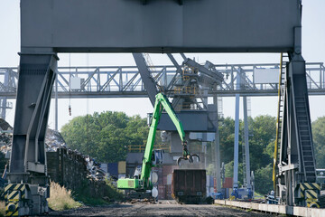 Schrottgreifer im Binnenhafen